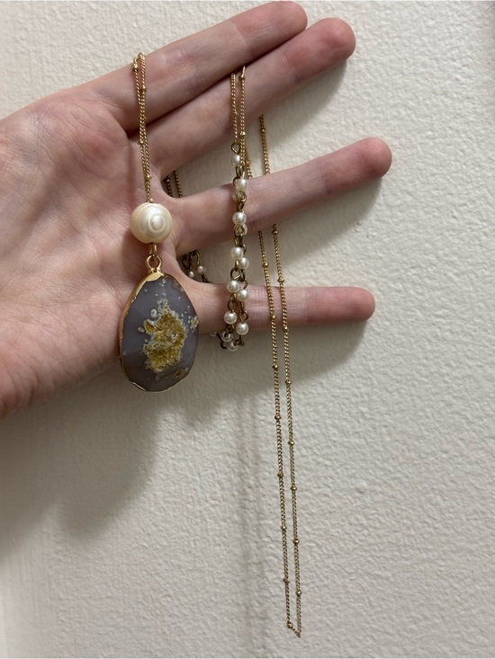 Jewelry - Gold-Trim Agate Pendant Necklace with Pearl Accent - Gray and Gold